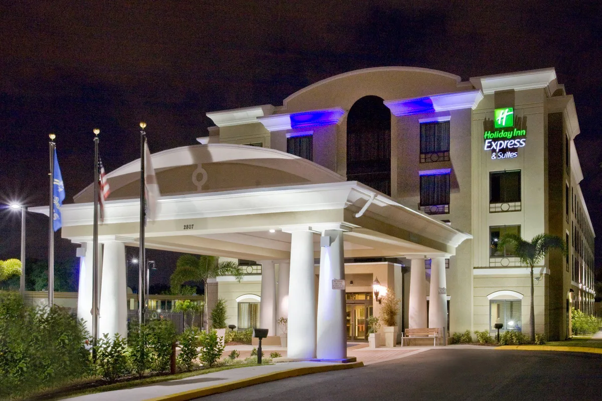 Holiday Inn Express & Suites Tampa -Usf-Busch Gardens by IHG — 1