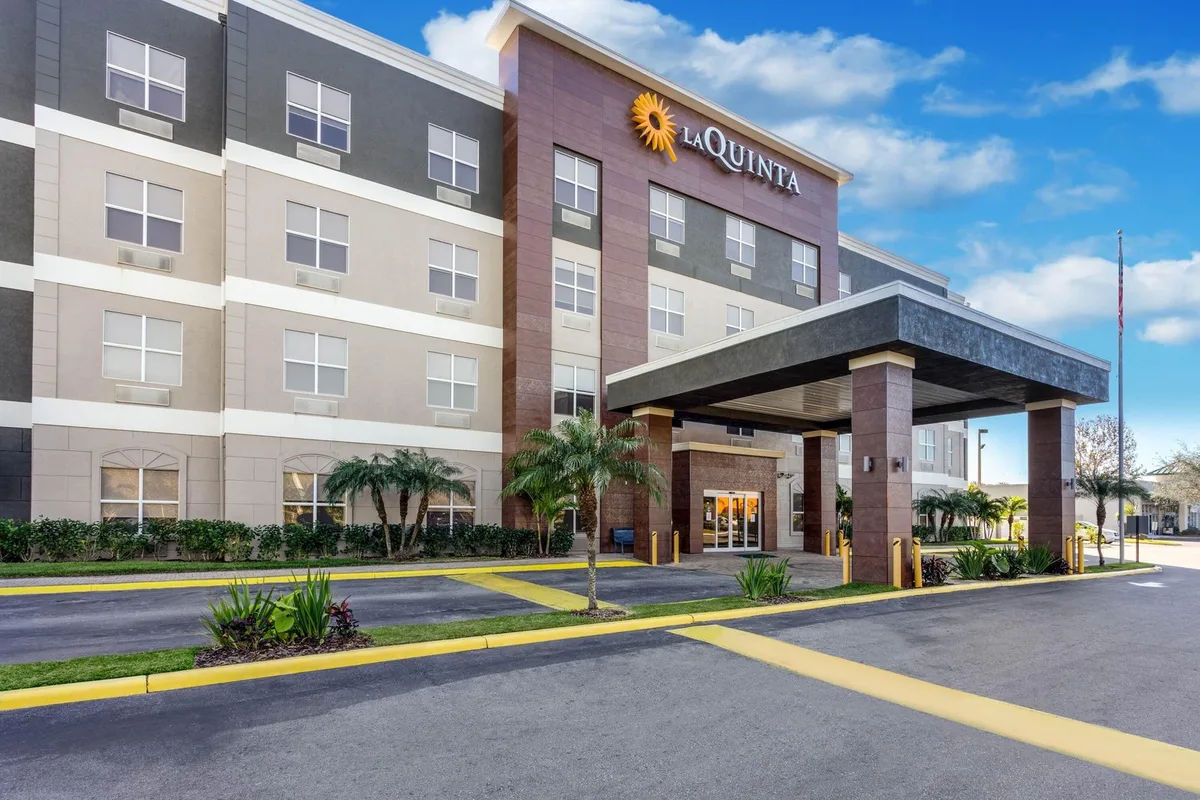 La Quinta Inn & Suites by Wyndham Tampa Central — 1