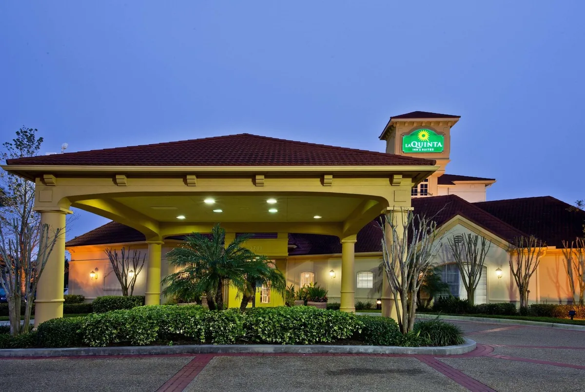 La Quinta Inn & Suites by Wyndham USF (Near Busch Gardens) — 2