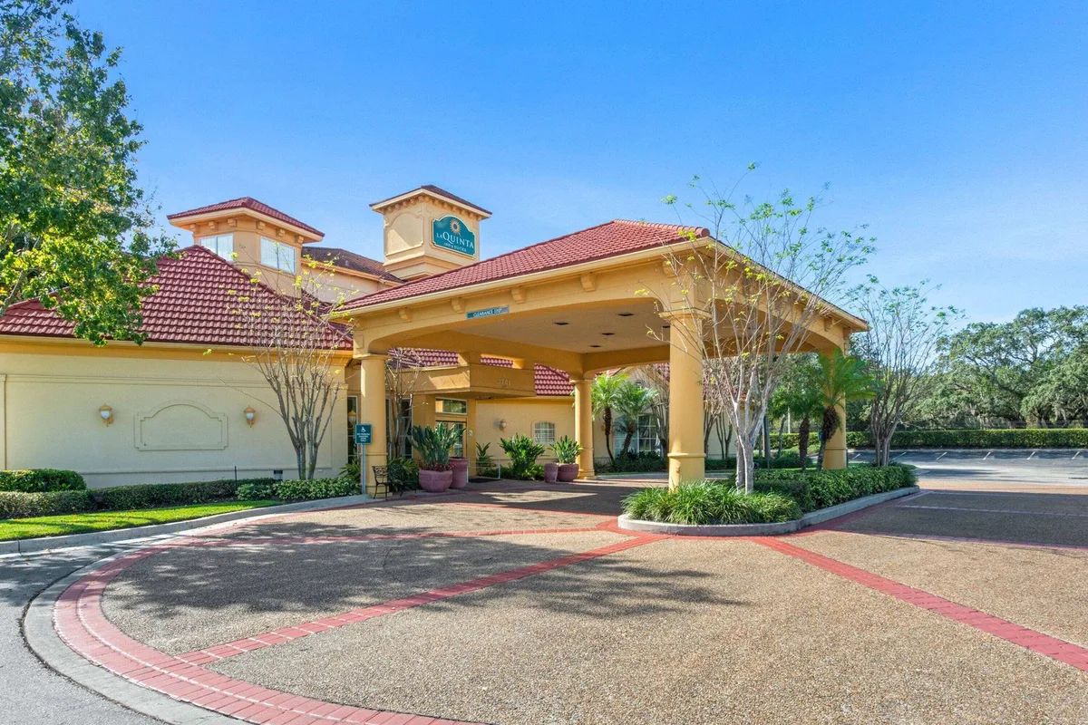 La Quinta Inn & Suites by Wyndham USF (Near Busch Gardens) — 3