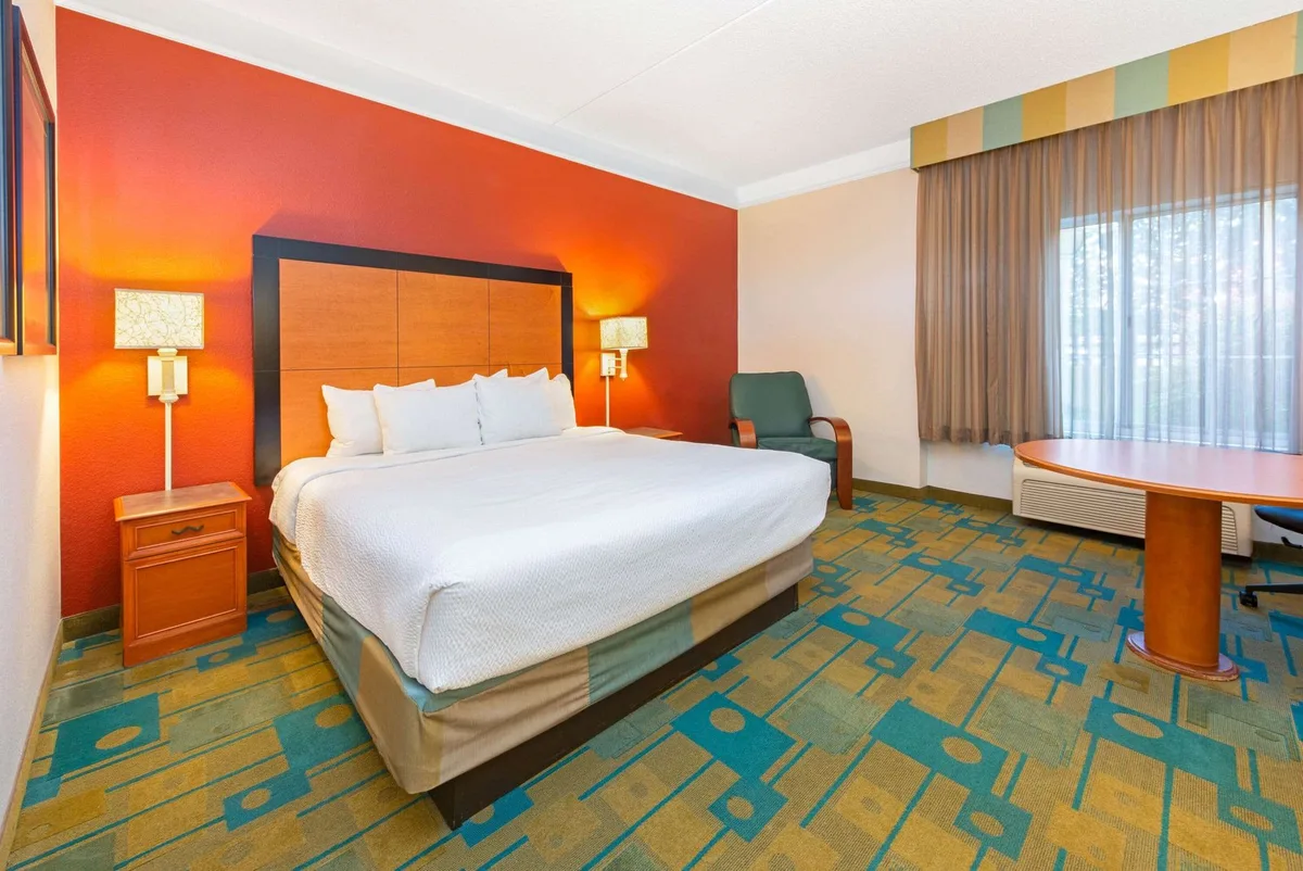 La Quinta Inn & Suites by Wyndham USF (Near Busch Gardens) — 5