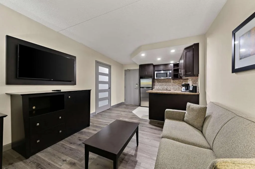Best Western Plus Toronto North York Hotel & Suites — 5