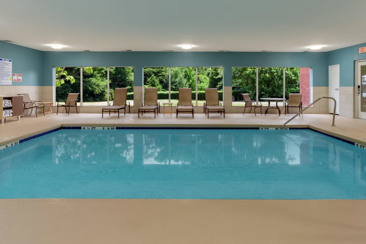 Holiday Inn Express & Suites Charlotte- Arrowood by IHG — 4