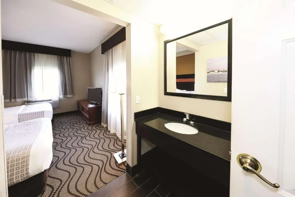La Quinta Inn by Wyndham Sandusky near Cedar Point — 3