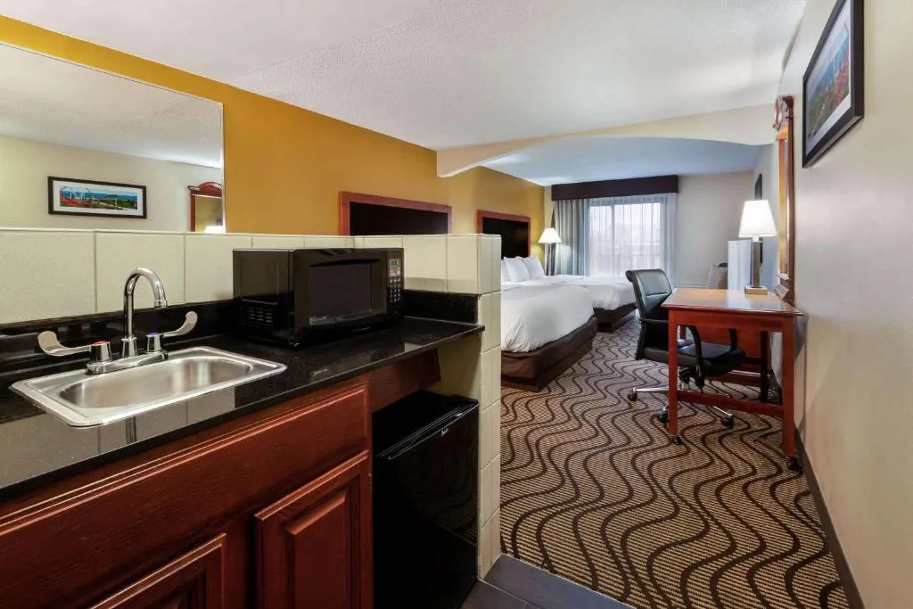 La Quinta Inn by Wyndham Sandusky near Cedar Point — 5