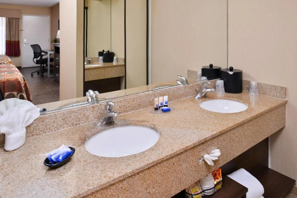 Best Western Plus Raffles Inn & Suites — 3