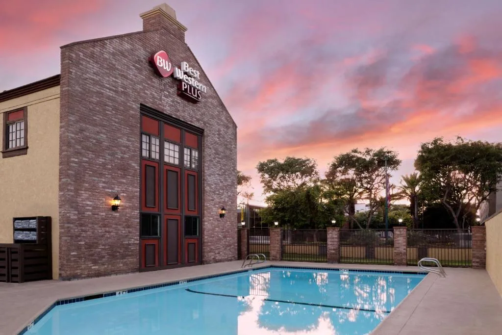 Best Western Plus Raffles Inn & Suites — 4