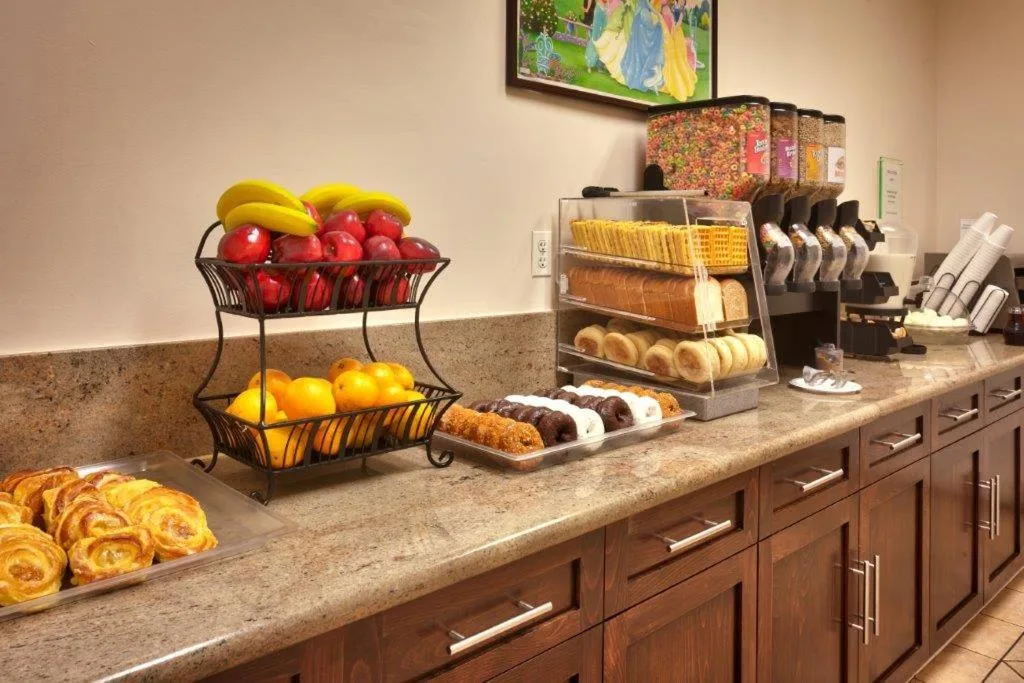 Cortona Inn and Suites Anaheim Resort — 5