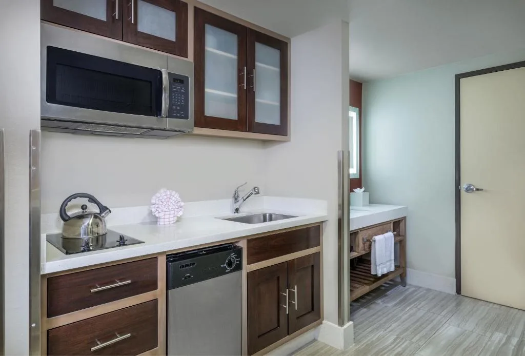 Desert Palms Hotel & Suites Anaheim Resort — 5