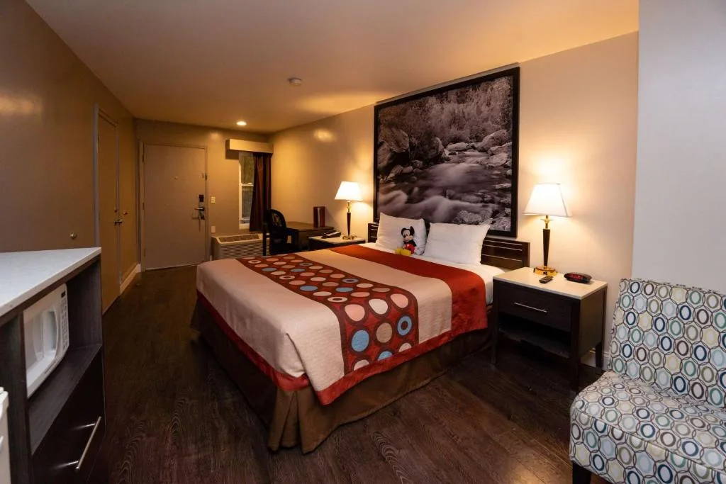 Super 8 by Wyndham Anaheim/Disneyland Drive — 2