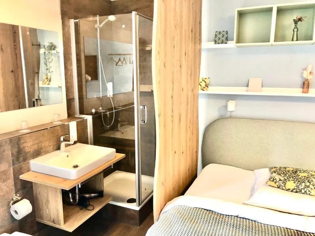R & J Hotel — 3