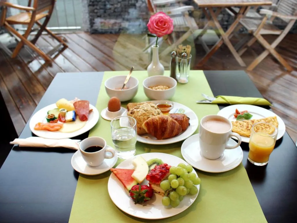 R & J Hotel — 4