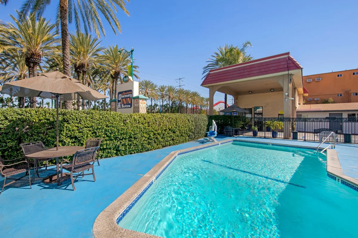 Anaheim Discovery Inn & Suites At The Park — 4