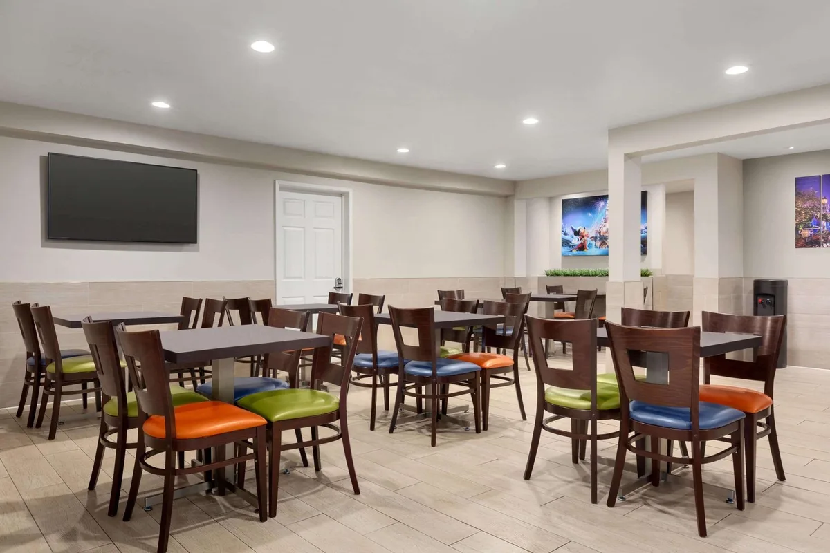 Days Inn & Suites by Wyndham Anaheim At Disneyland Park — 5