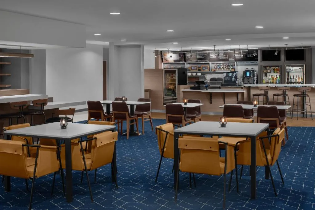 Courtyard by Marriott Santa Clarita Valencia — 4