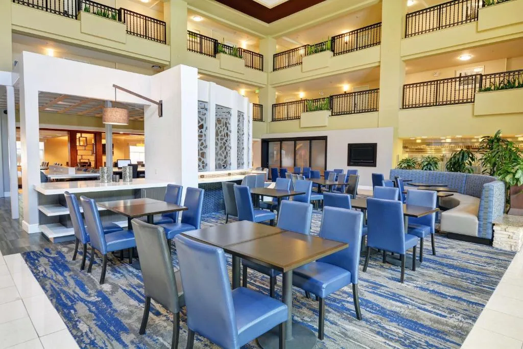Embassy Suites Valencia — 5