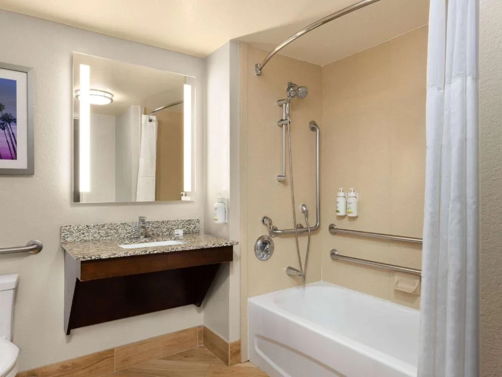 La Quinta by Wyndham Santa Clarita - Valencia — 3