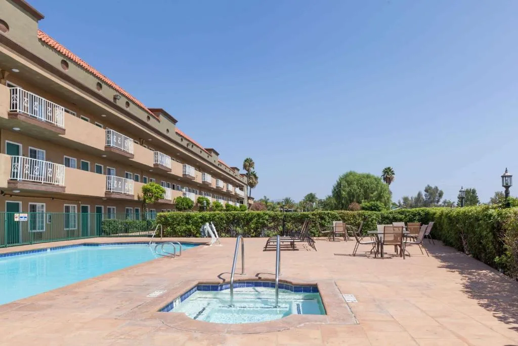 Travelodge by Wyndham Sylmar CA — 4