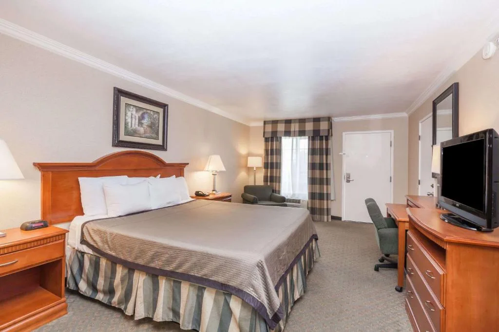 Travelodge by Wyndham Sylmar CA — 5