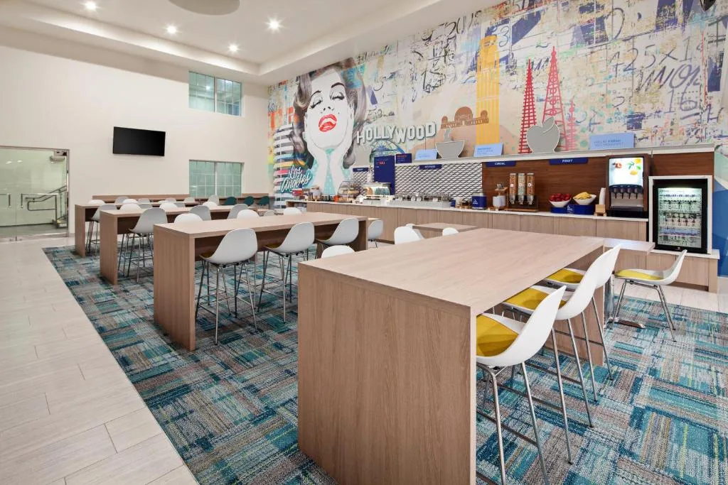 Holiday Inn Express Hollywood Walk of Fame by IHG — 4