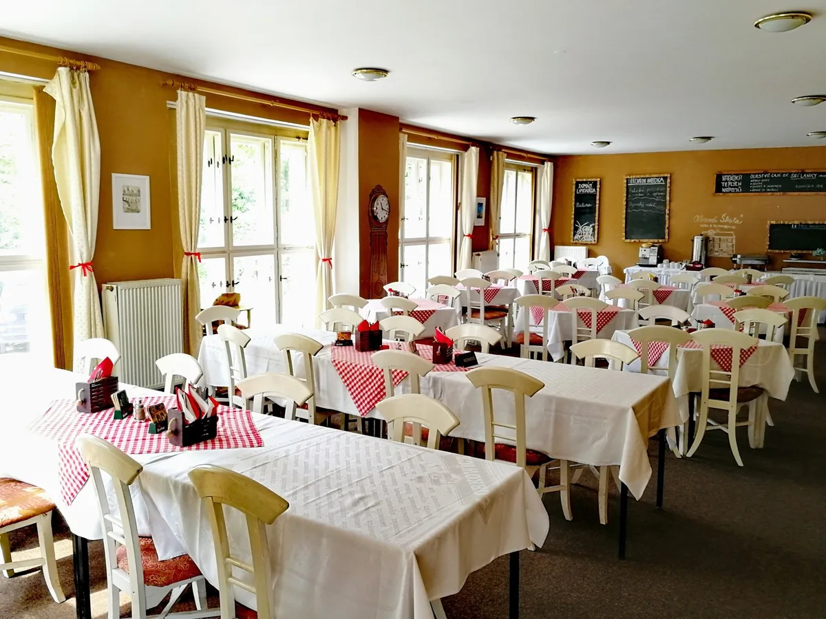 Hotel a výletní restaurace Obecná škola — 3