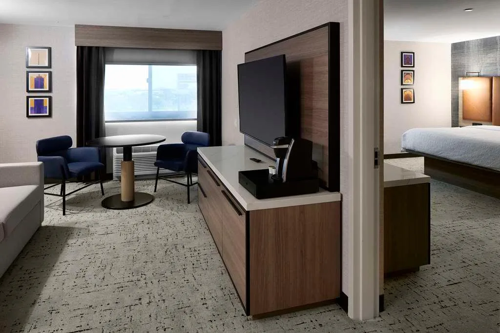 Hampton Inn Newark Airport — 2