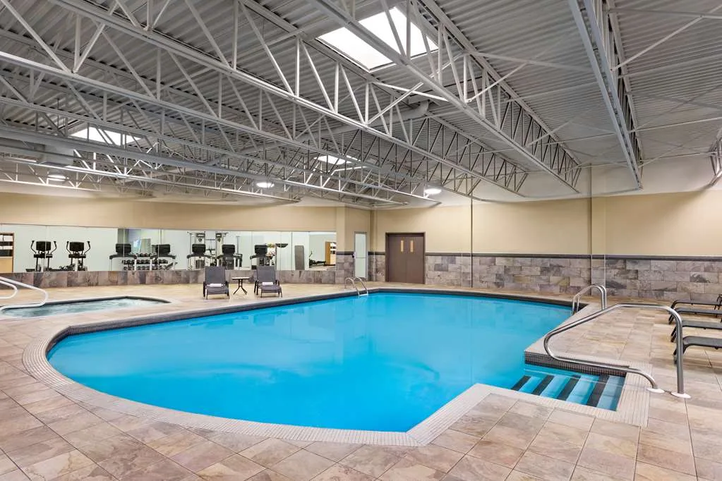 DoubleTree by Hilton Pointe Claire Montreal Airport West — 4