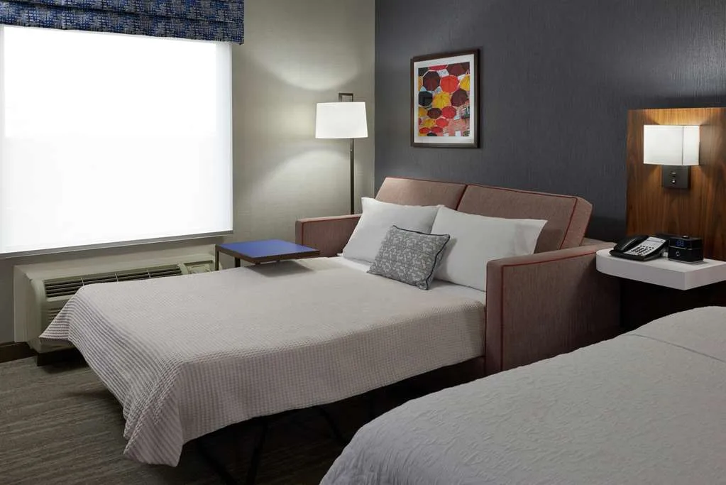 Hampton Inn & Suites by Hilton Montreal-Dorval — 4