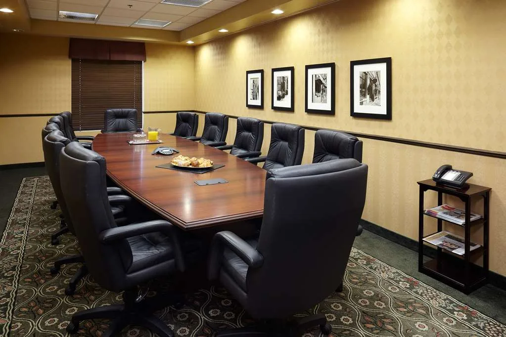 Hampton Inn & Suites by Hilton Montreal-Dorval — 5