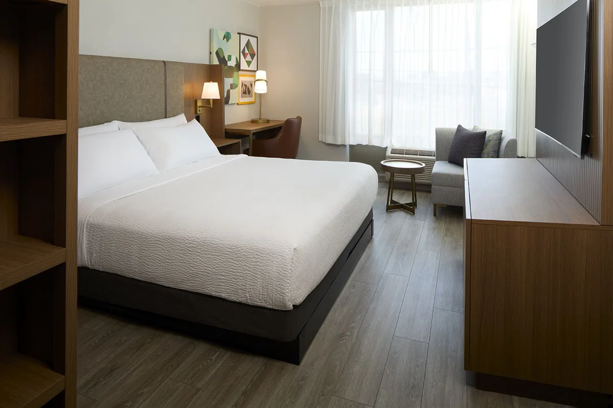 Holiday Inn & Suites Montreal Airport by IHG — 3