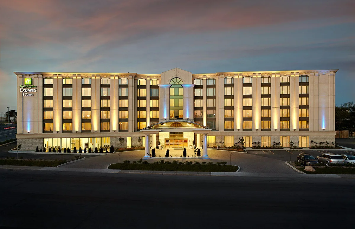 Holiday Inn & Suites Montreal Airport by IHG — 4
