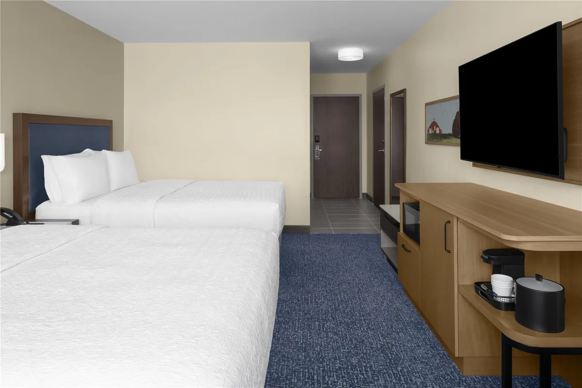 Hampton Inn & Suites by Hilton Long Island Farmingdale — 4