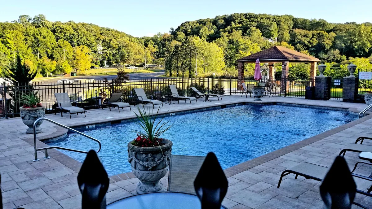Chalet Inn & Suites