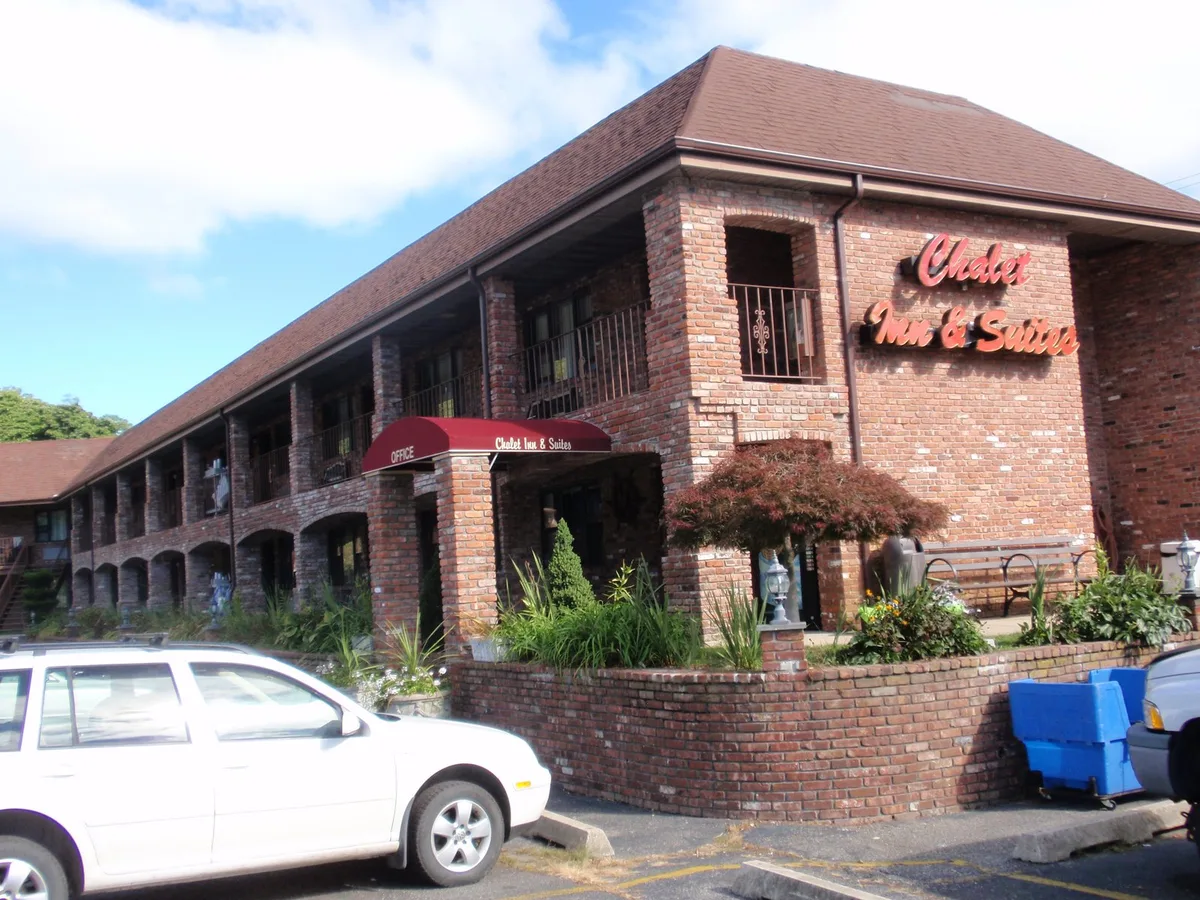 Chalet Inn & Suites — 4