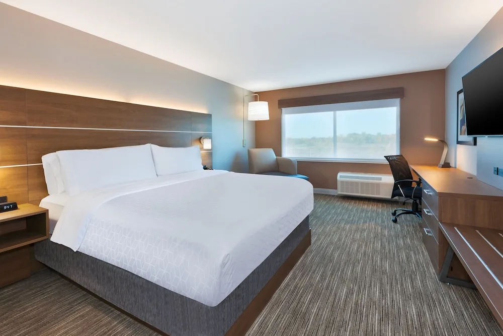 Holiday Inn Express & Suites Cedar Springs – Grand Rapids N