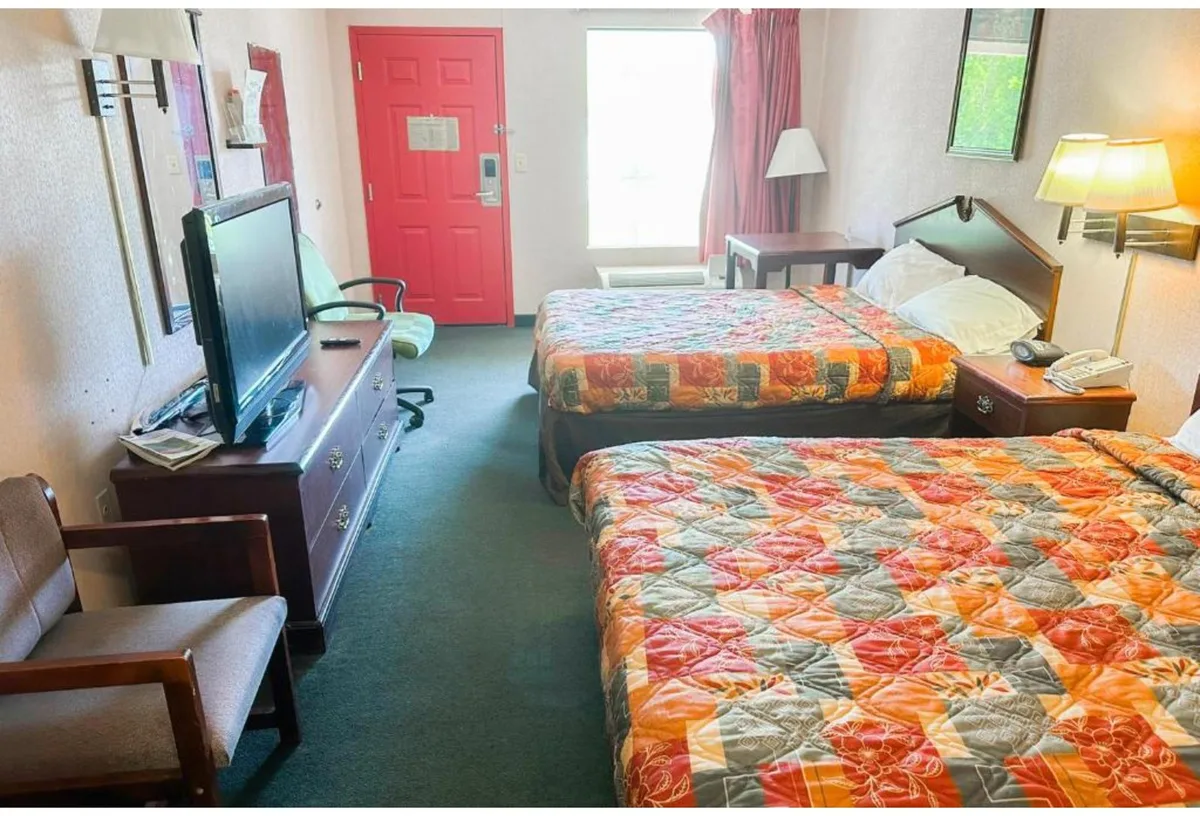 OYO Hotel East Macon I-75 — 4