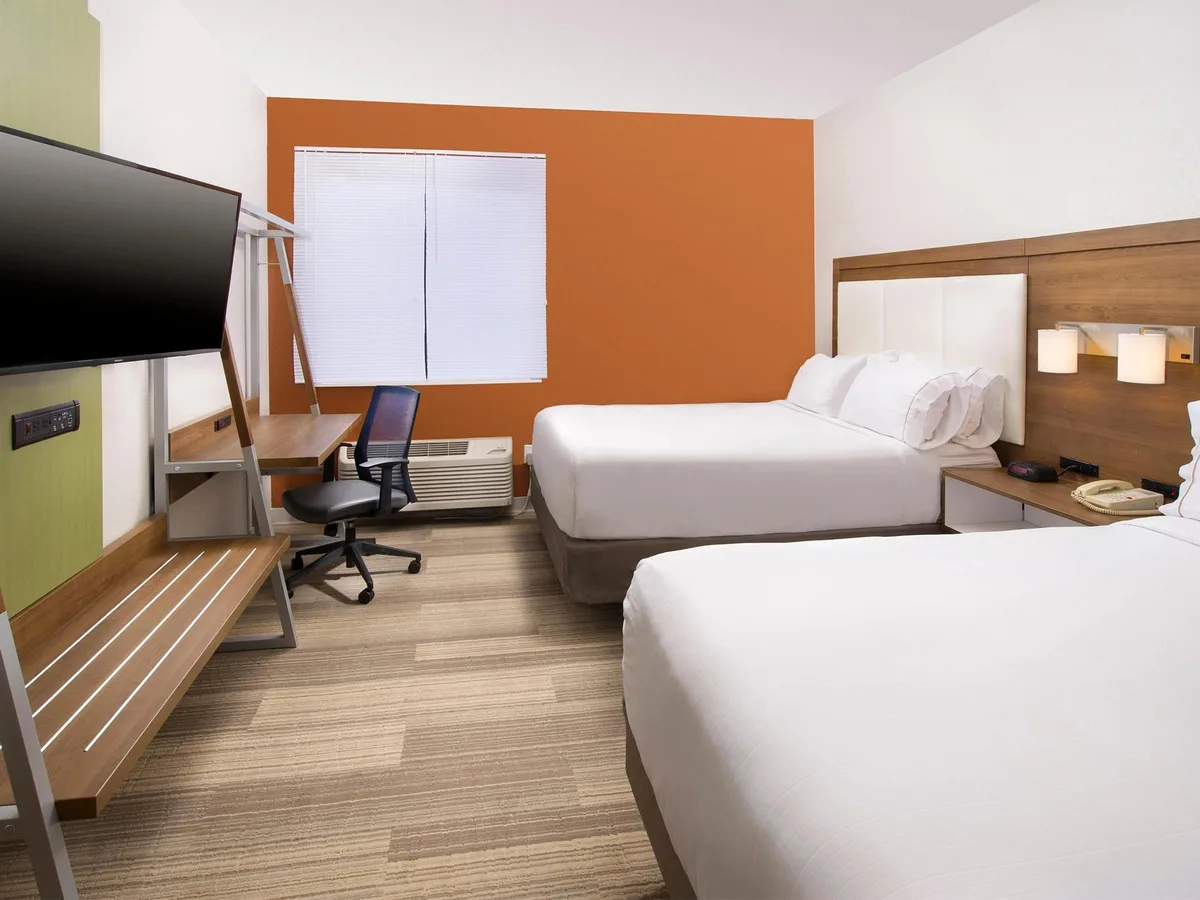 Holiday Inn Express & Suites San Antonio-Dtwn Market Area by IHG — 3