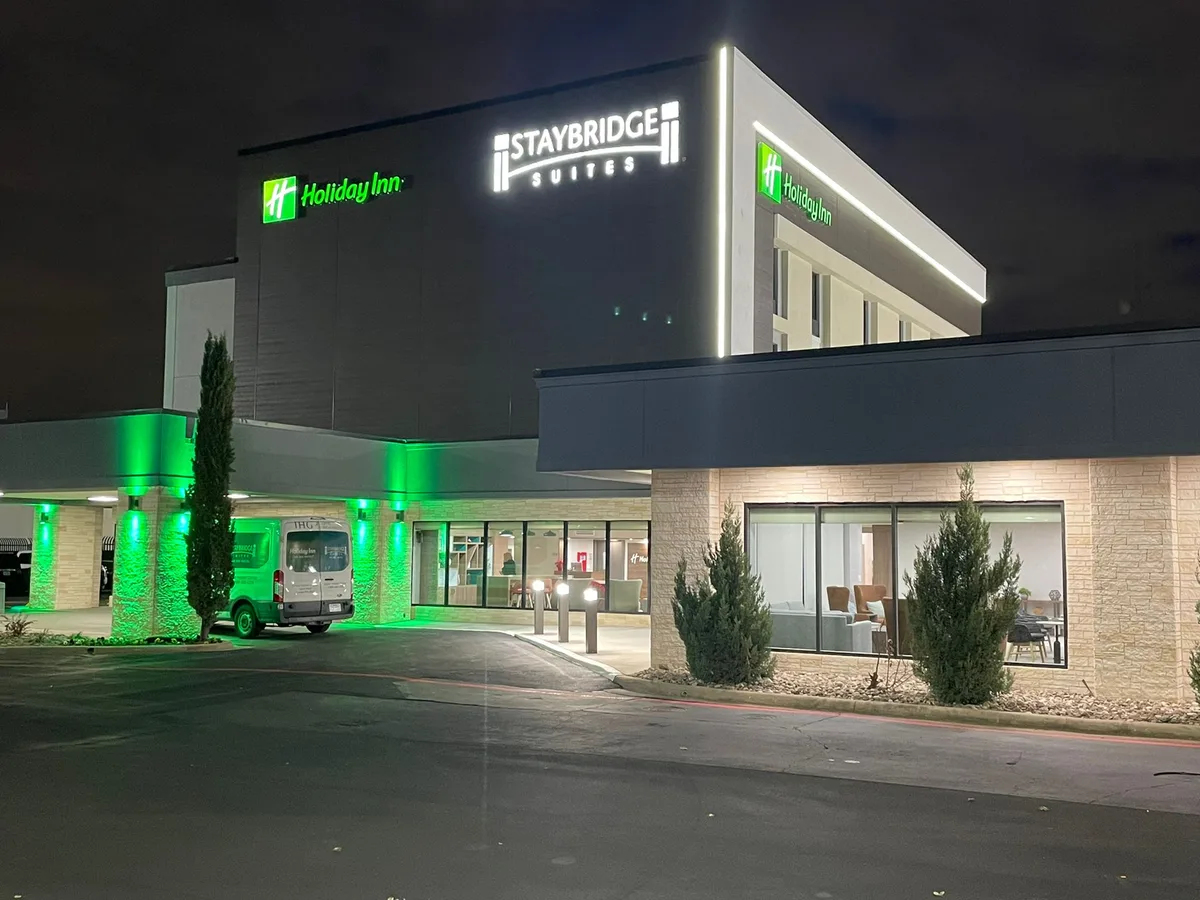 Holiday Inn Dallas Market Ctr Love Field by IHG — 4