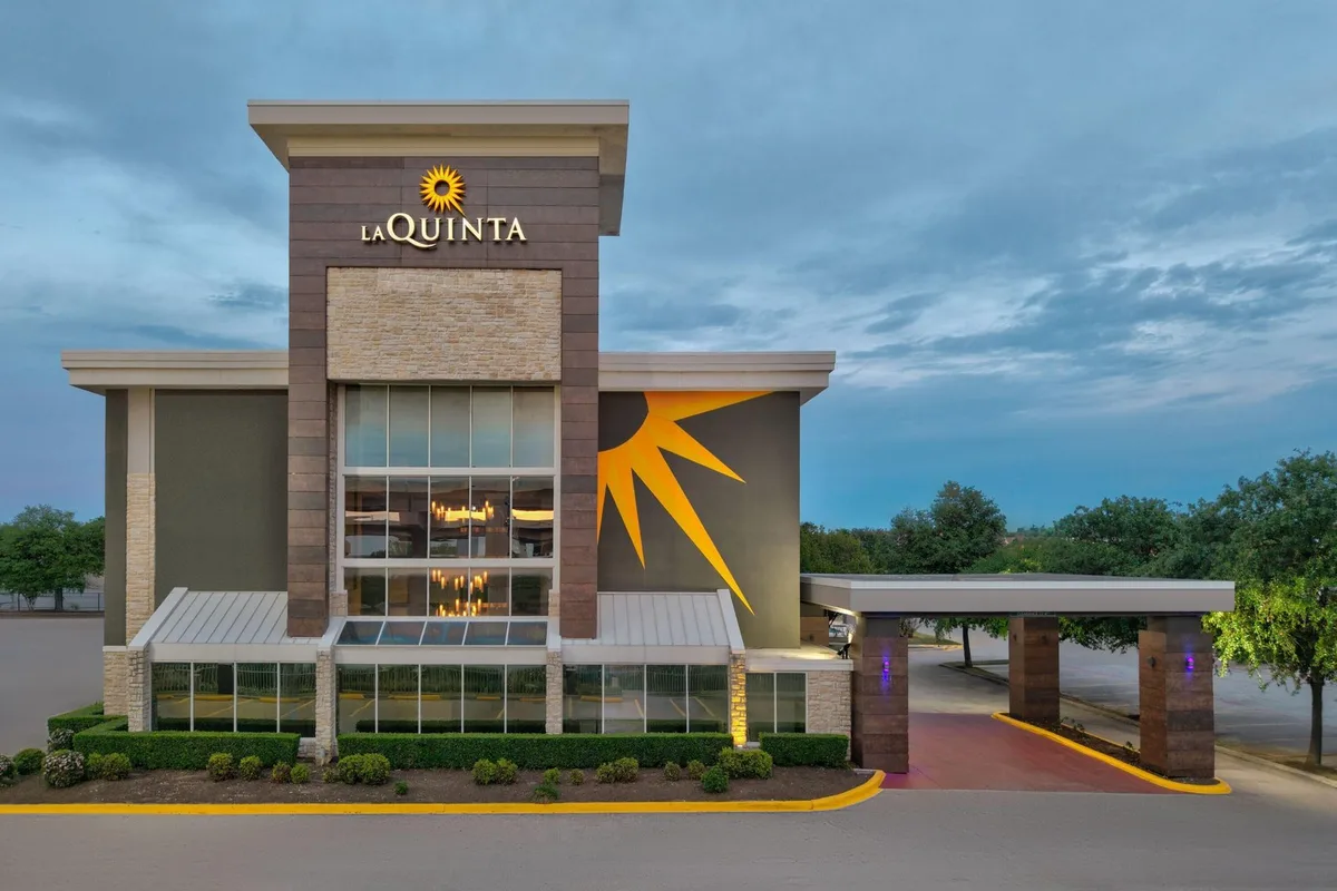 La Quinta Inn & Suites by Wyndham Dallas I-35 Walnut Hill Ln