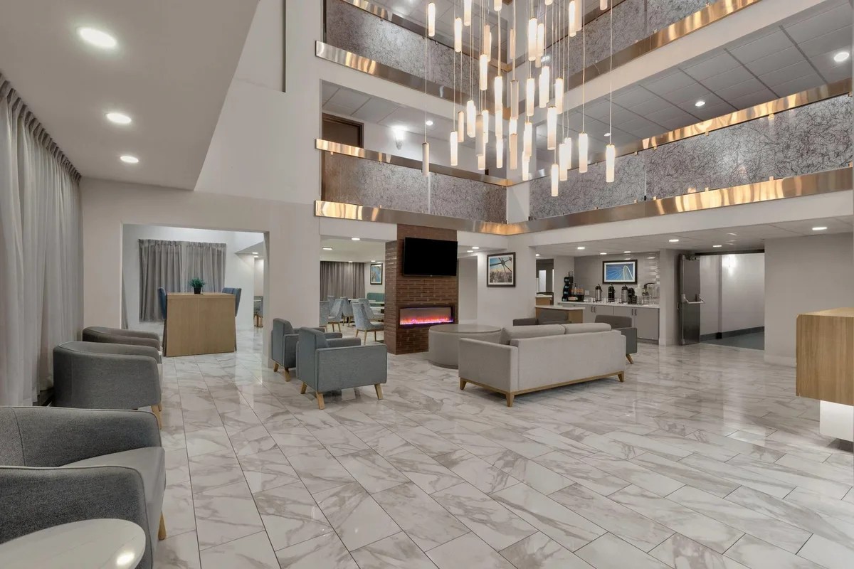 La Quinta Inn & Suites by Wyndham Dallas I-35 Walnut Hill Ln — 2
