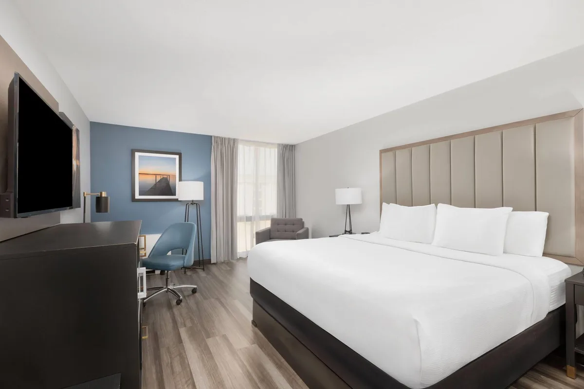 La Quinta Inn & Suites by Wyndham Dallas I-35 Walnut Hill Ln — 3