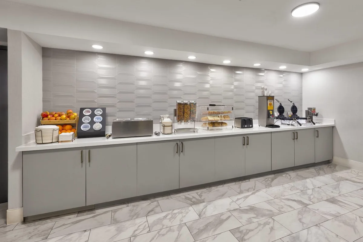La Quinta Inn & Suites by Wyndham Dallas I-35 Walnut Hill Ln — 4