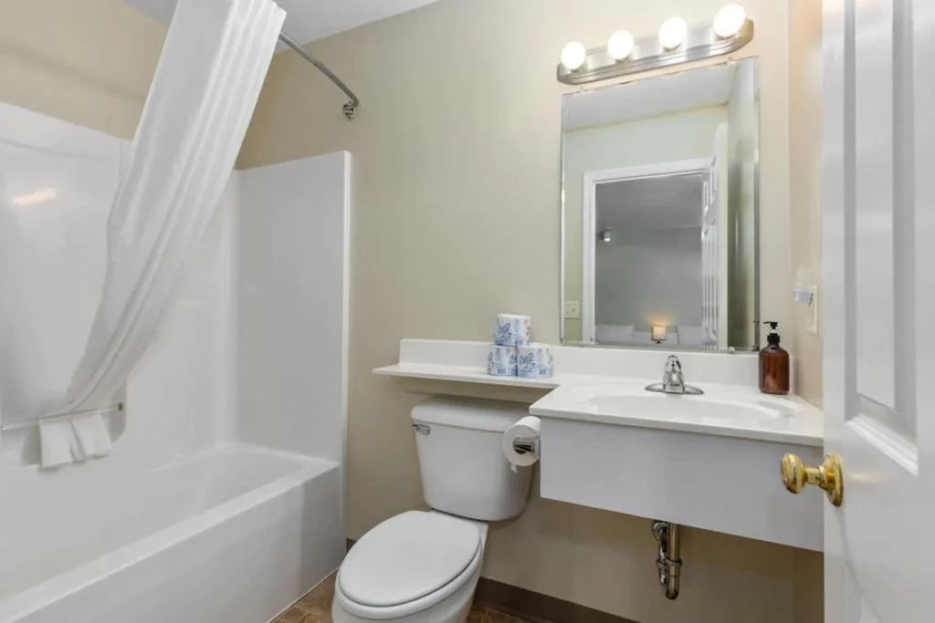 Cozy Stay in Lake City- 2 Double Beds suite — 5