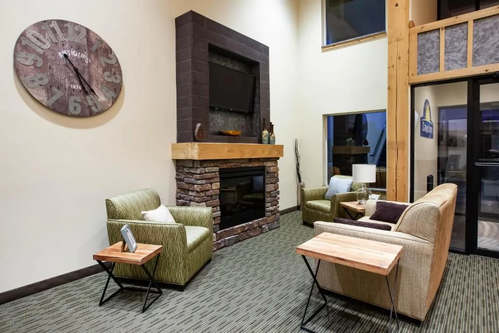 Days Inn by Wyndham Cadillac — 5
