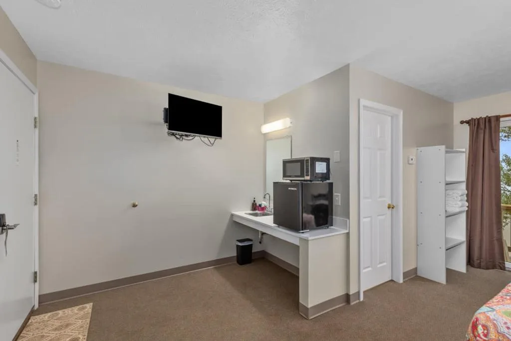 Upper Level Lakeview suite — 3