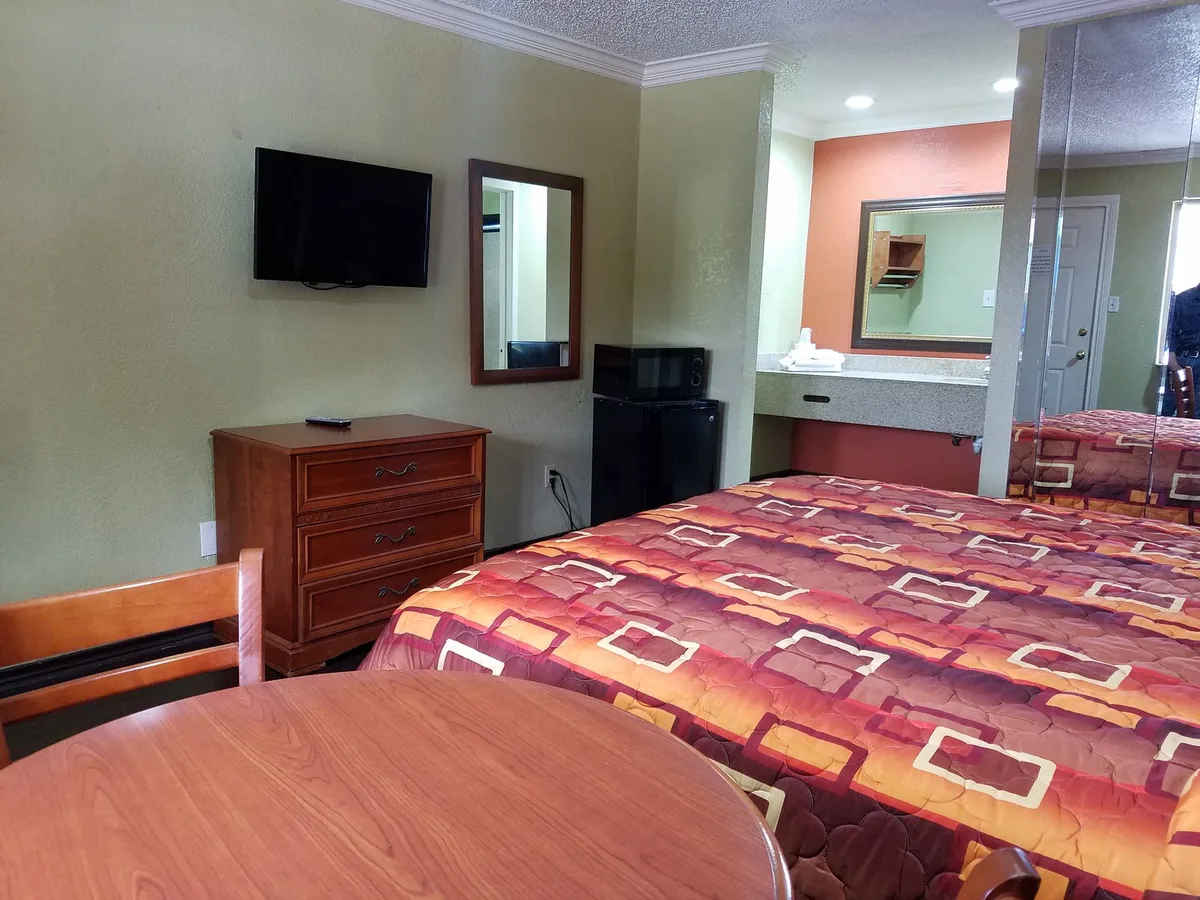 All Season's Inn and Suites — 5