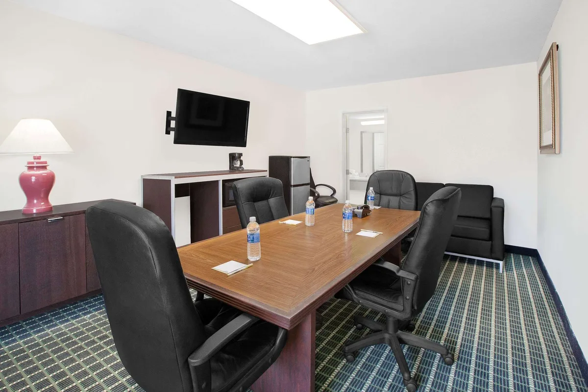Days Inn by Wyndham Market Center Dallas Love Field — 5