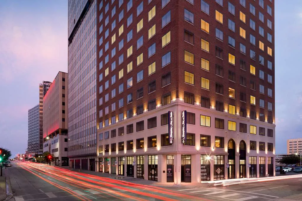 Hampton Inn & Suites Dallas Downtown — 3