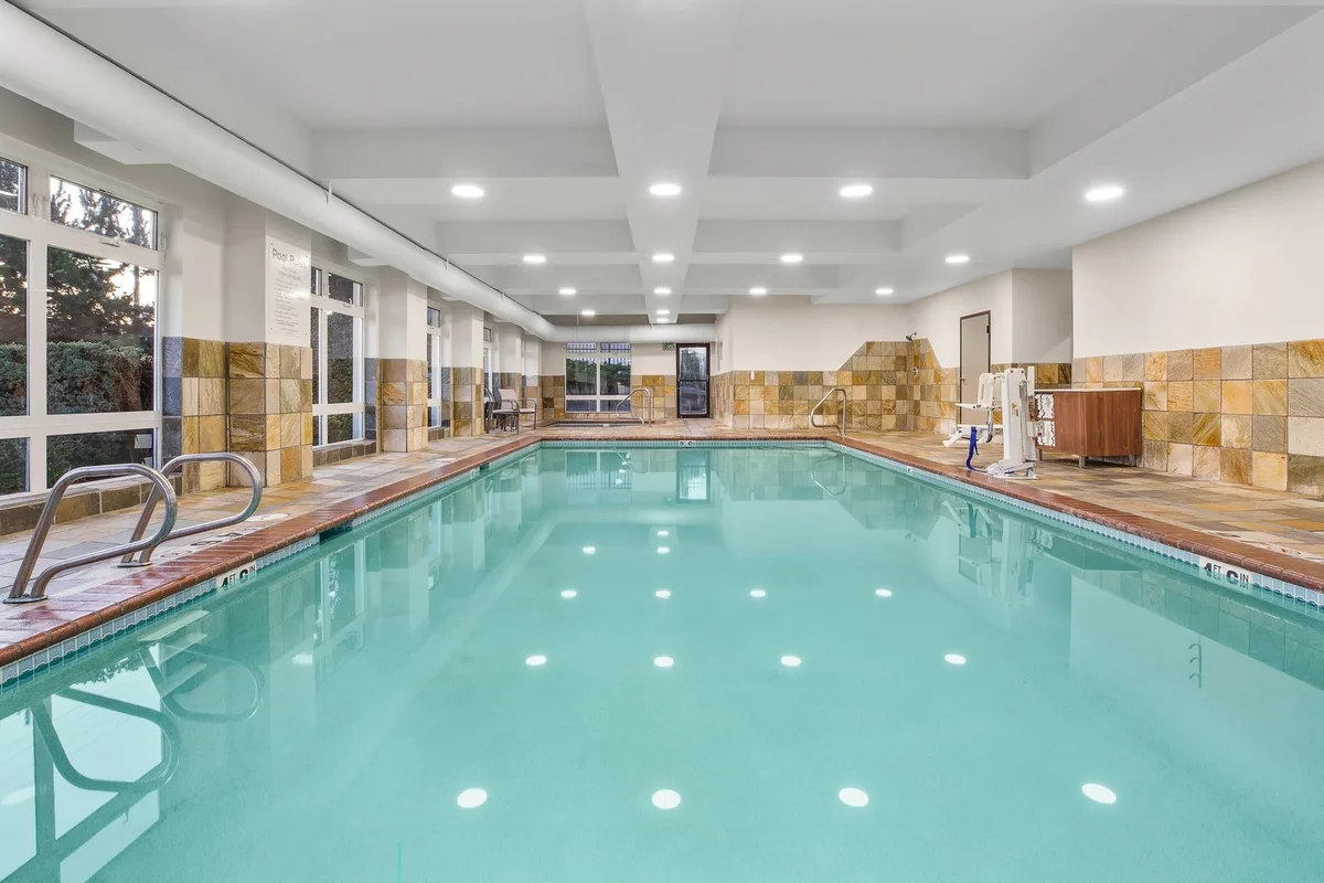 Holiday Inn Express & Suites — 3