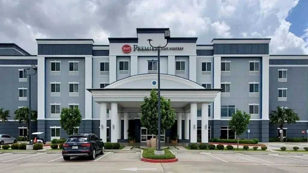 Best Western Premier Ashton Suites-Willowbrook — 5